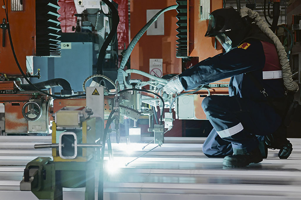 Старт сварки первого поезда для высокоскоростной магистрали Москва – Санкт-Петербург на предприятии «Уральские локомотивы», г. Верхняя Пышма,  сентябрь 2025 года /  Павел Лисицын / РИА новости