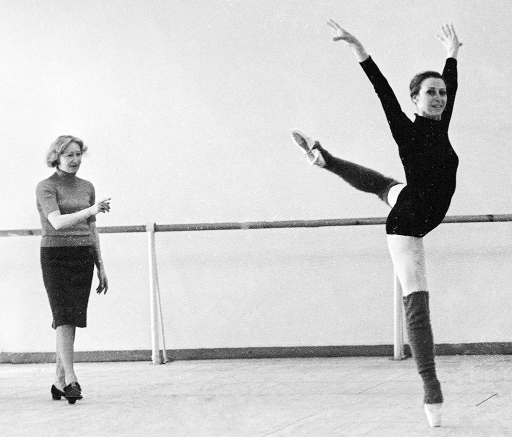 Легенды на репетиции: педагог и хореограф Галина Уланова  и балерина Майя Плисецкая / Александр Макаров / РИА новости