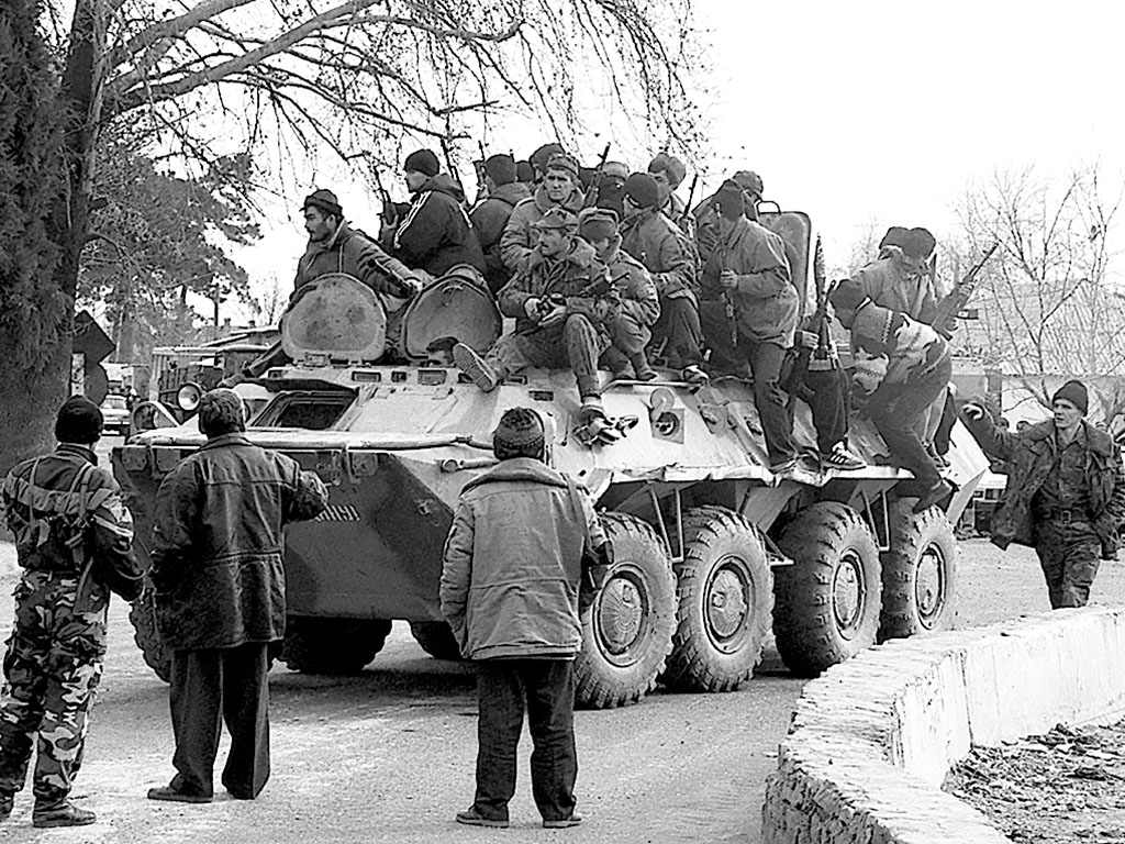 1997 год. Бронетранспортёр с российскими военными на блокпосту в Турсунзаде / Сергей Жуков / ИТАР-ТАСС