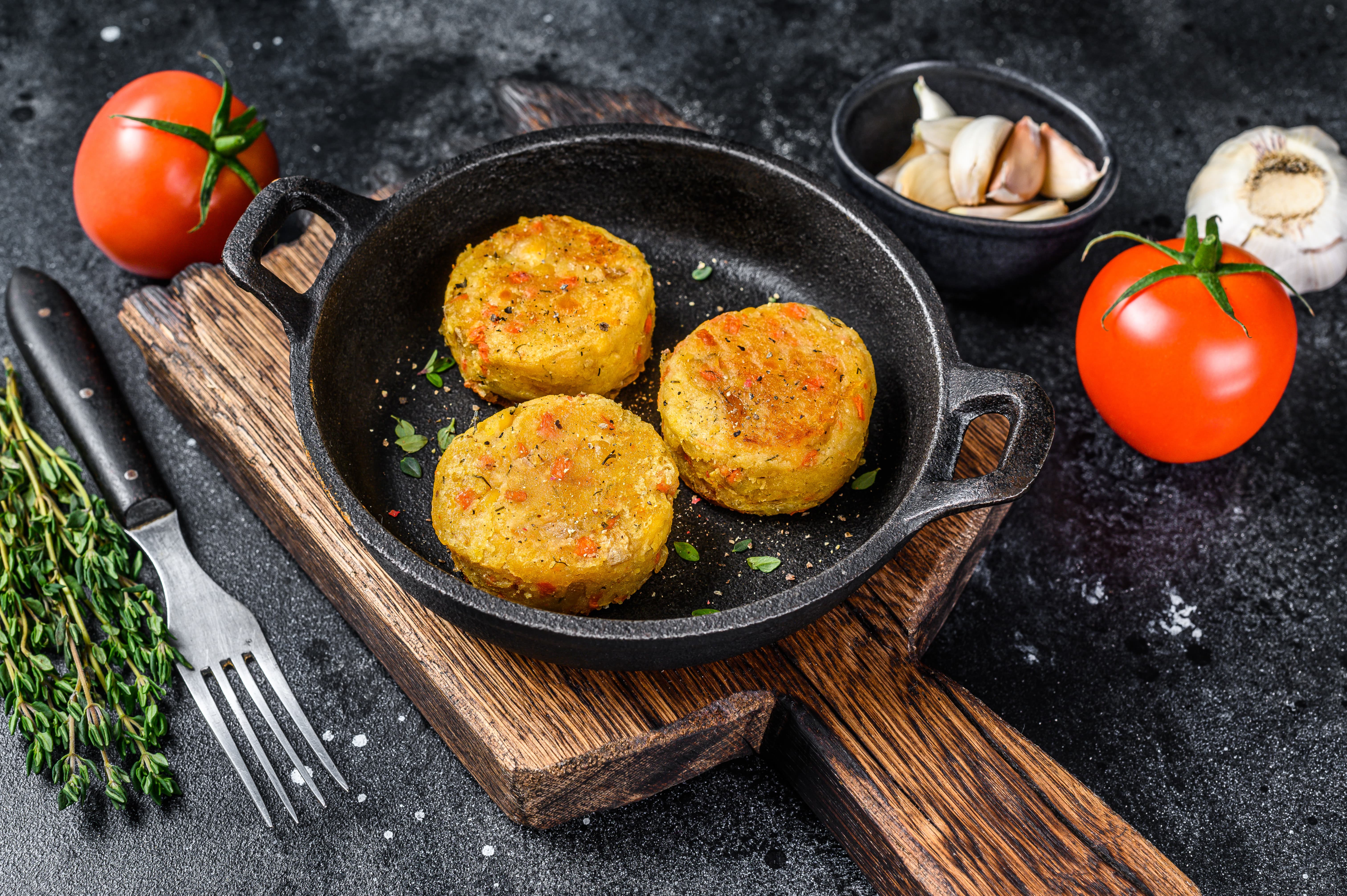 Котлеты из картофельного пюре с колбасой и сыром
