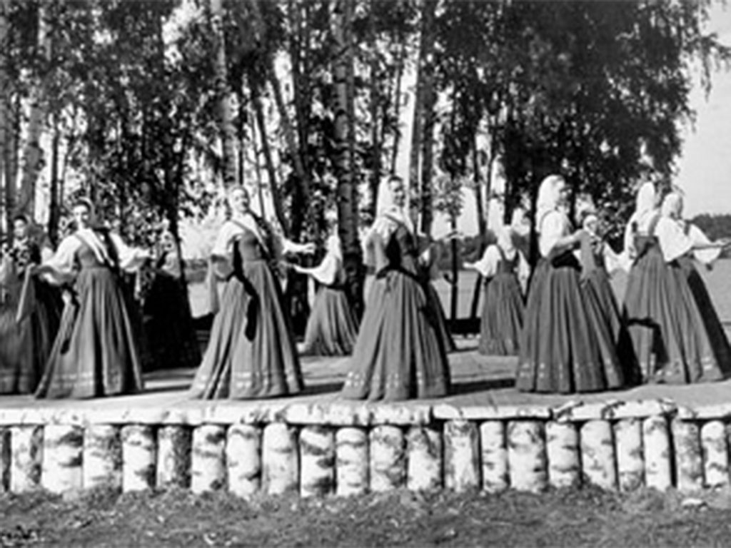 Выступление женской танцевальной группы Ансамбля Калининской филармонии в городском саду на берегу Волги в 1947 году.