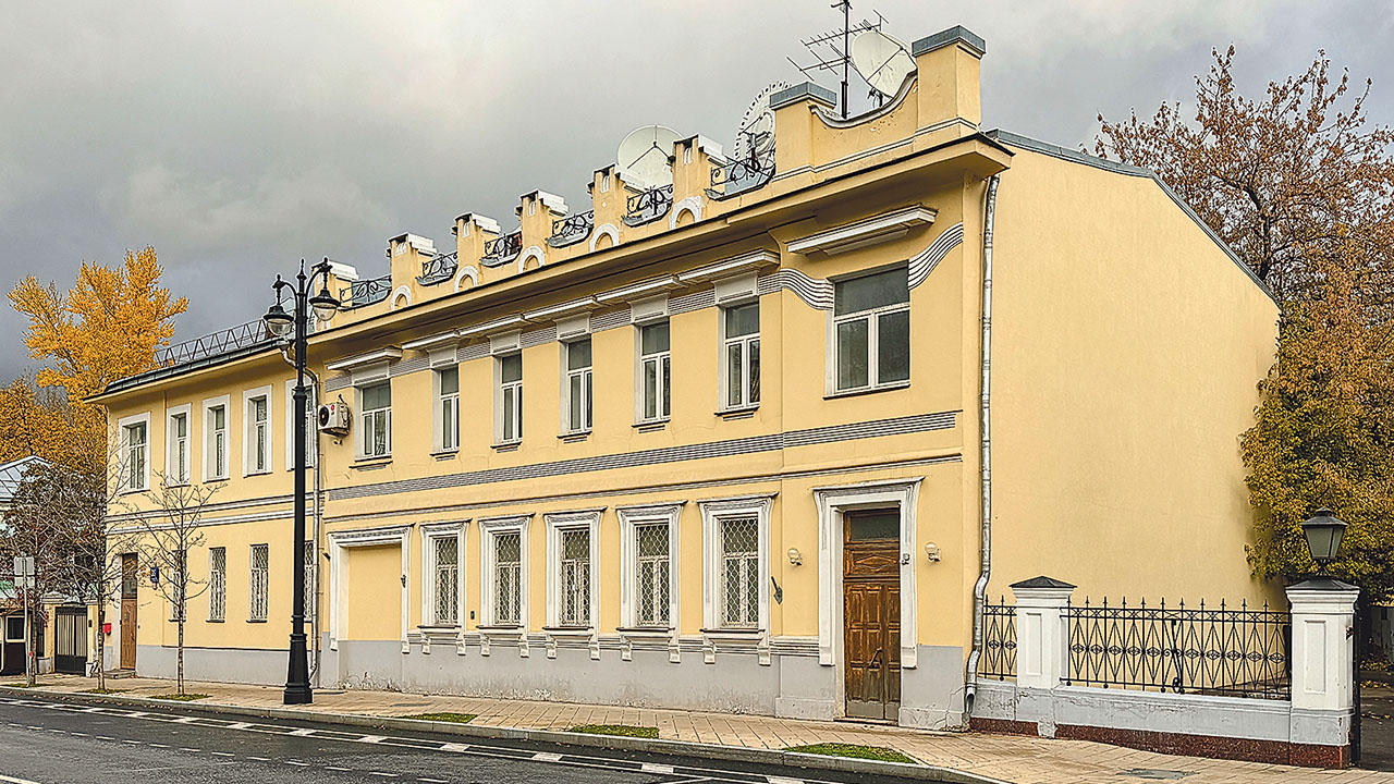 Лаконично оформленный фасад сооружения протянулся строго по красной линии улицы