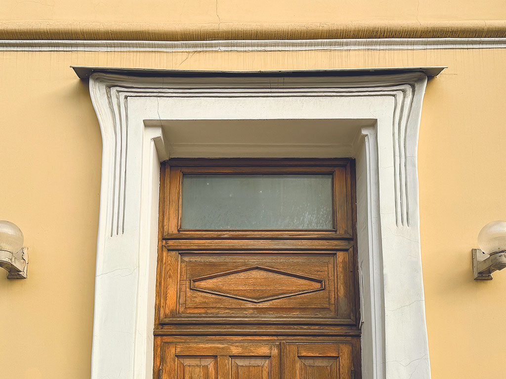 Сдержанная доминанта: дверная группа как акцент на архитектурный стиль
