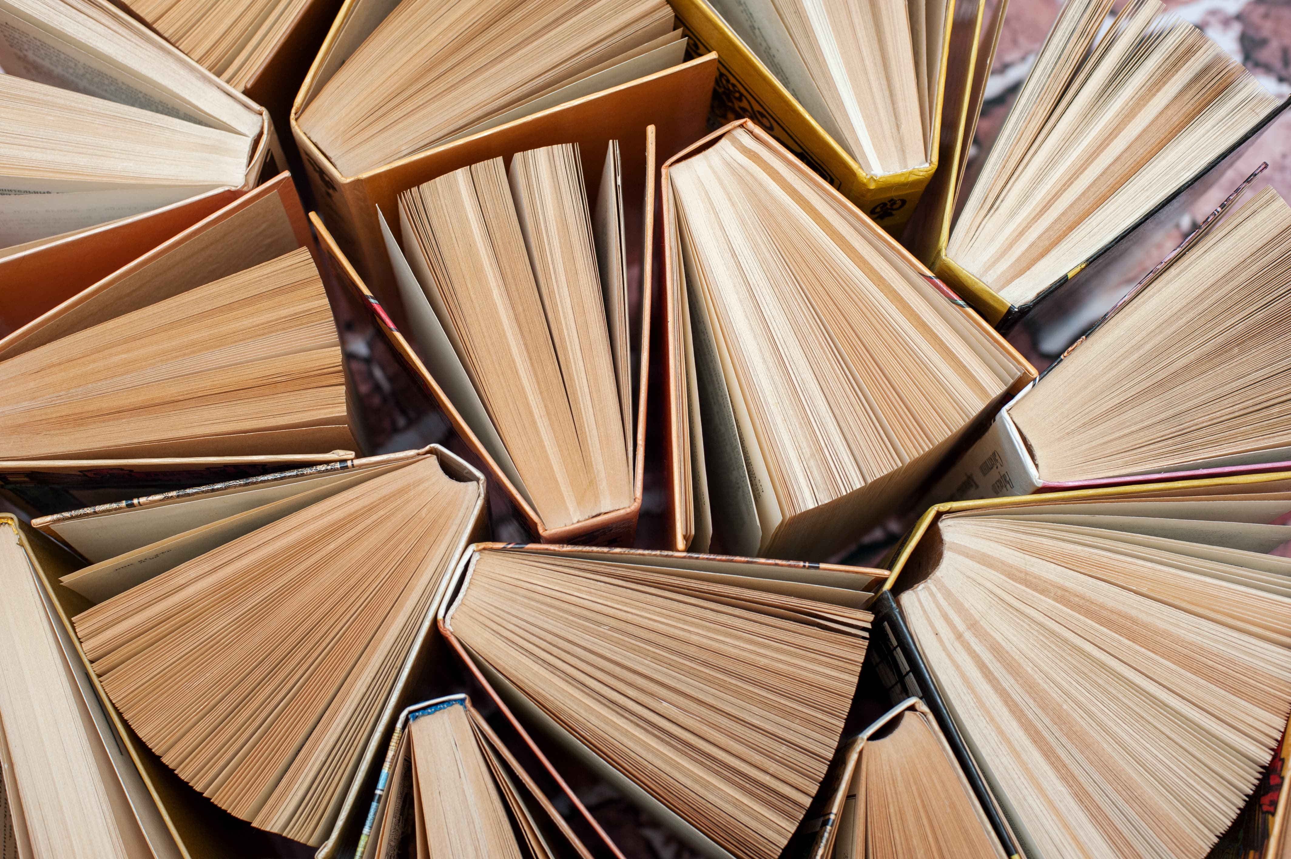 много книг