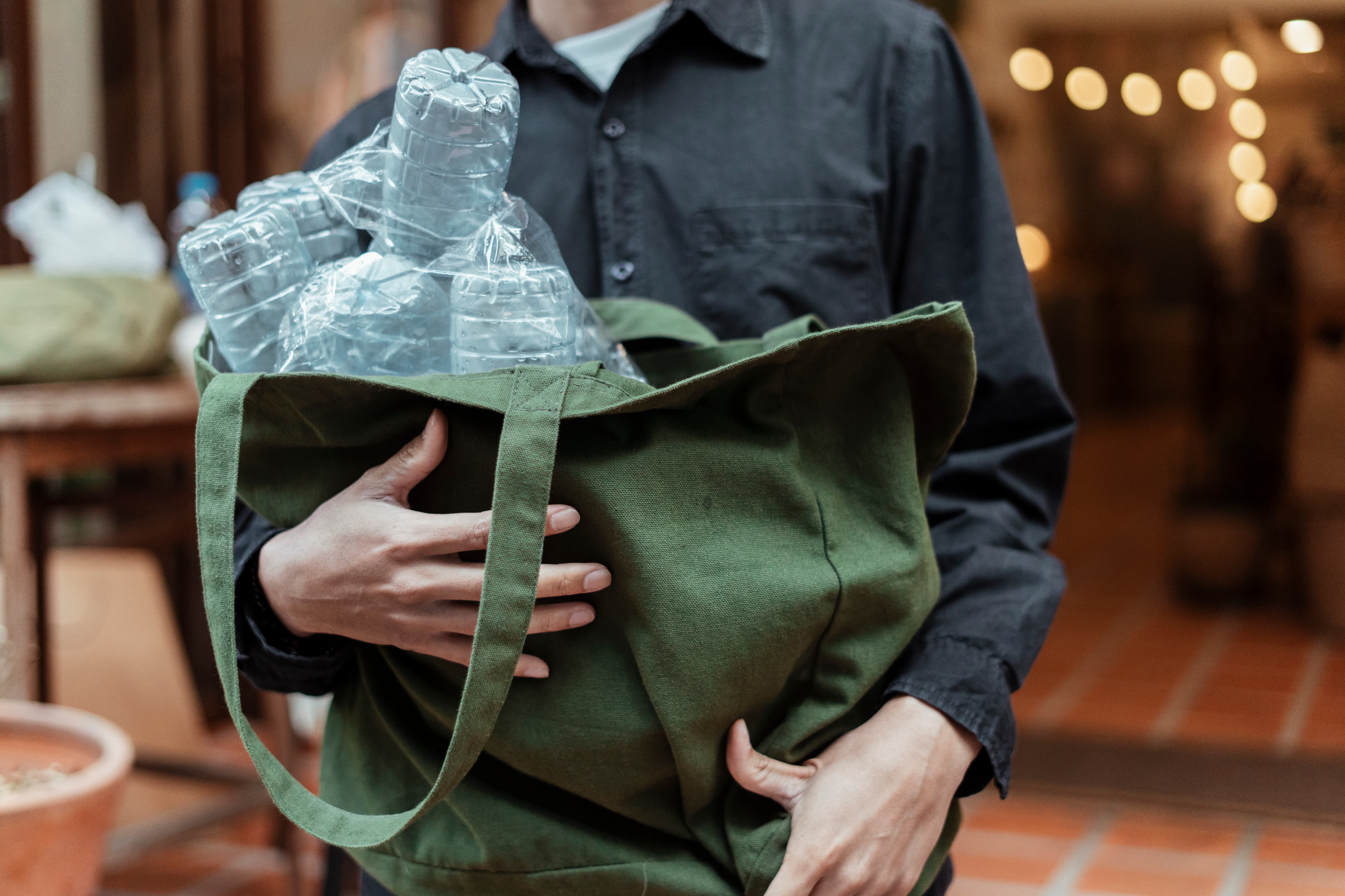 многоразовая сумка и пластиковые бутылки