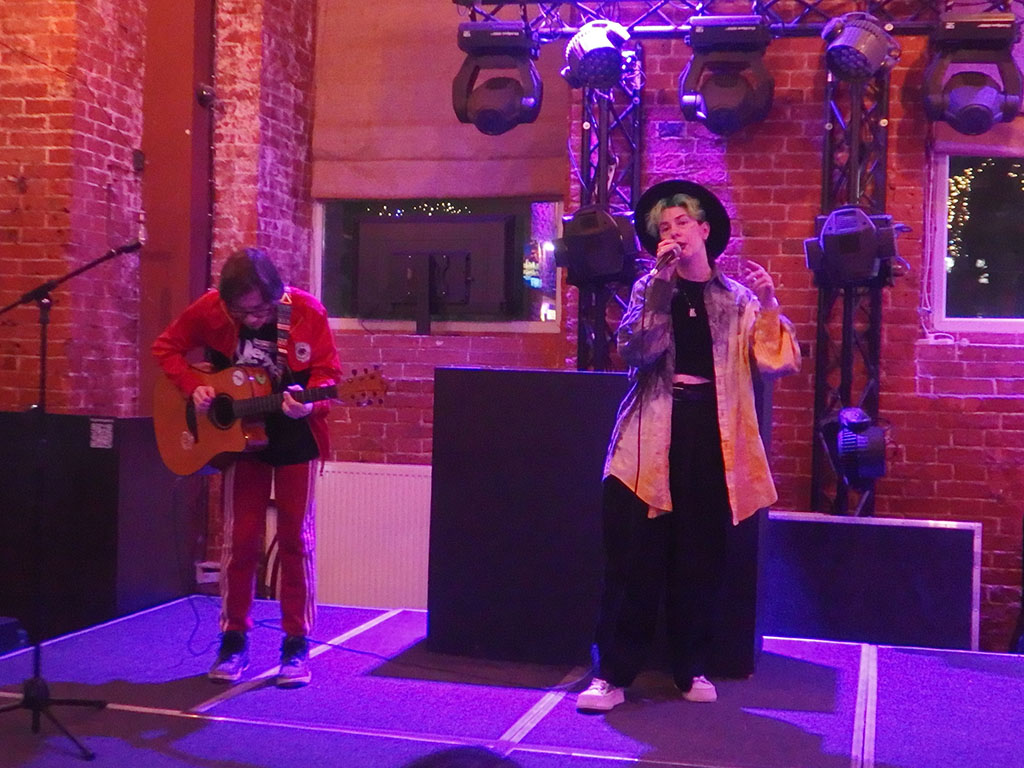 Выступление участников ХХ-го фестиваля «Центр Весны» в Саратове на сцене «Корпус 0»