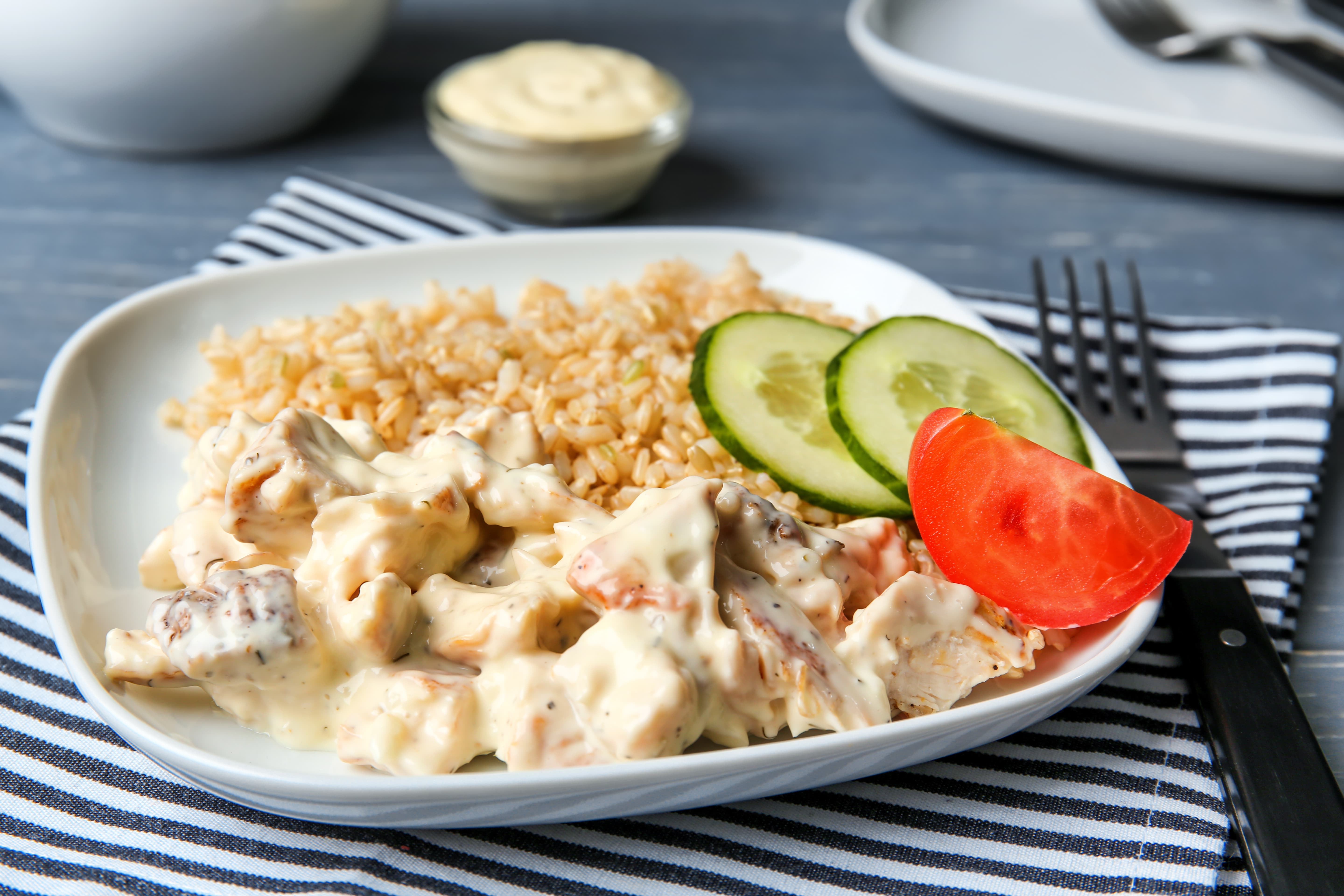 Рис с Салатом из жареной куриной грудкой