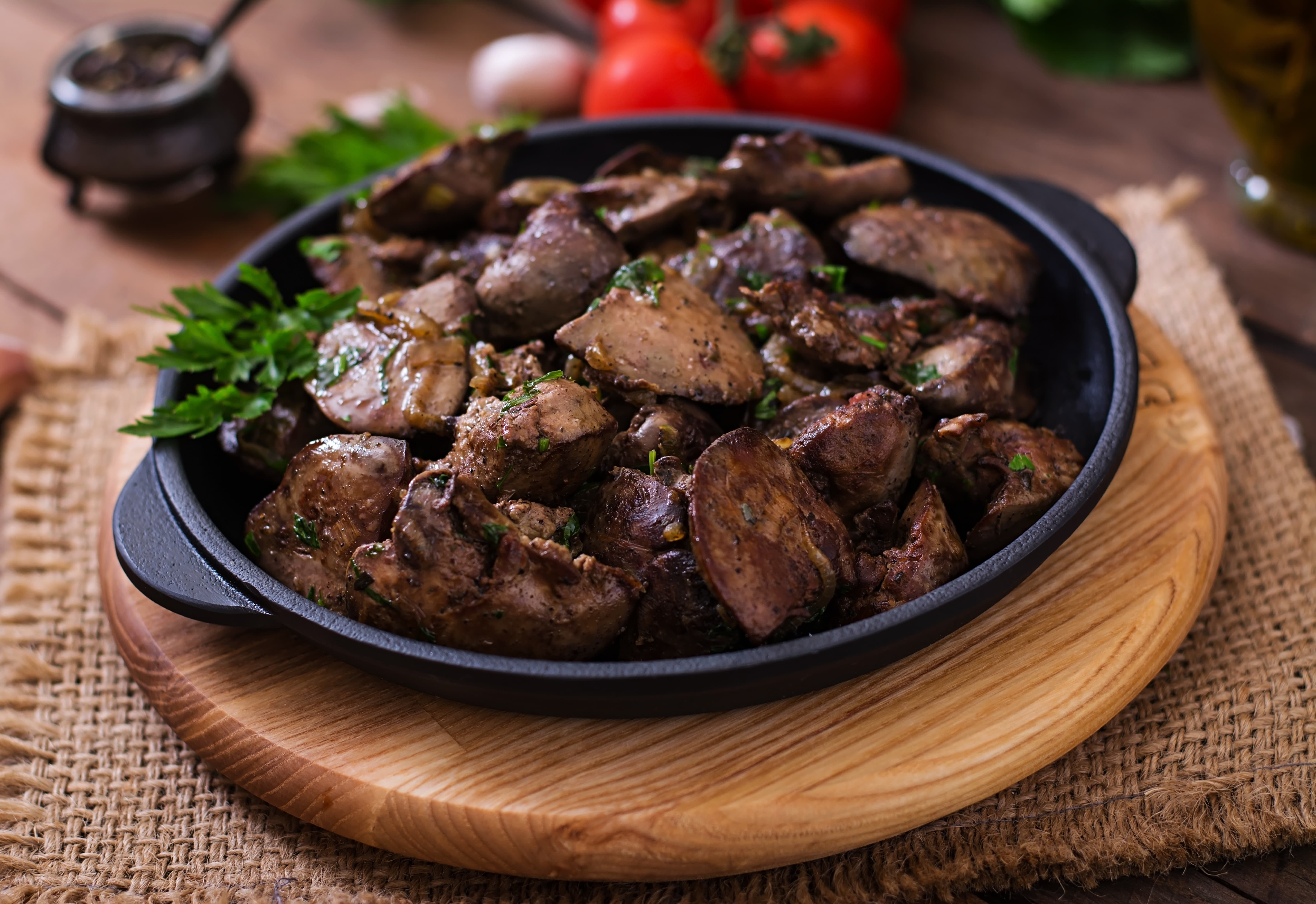куриная печень с луком и зеленью