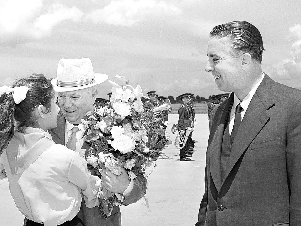 Албания. Тирана. 25 мая 1959 г. Никита Хрущёв и Энвер Ходжа на церемонии встречи в аэропорту. Разрыв отношений произойдёт 3 декабря 1961 г.