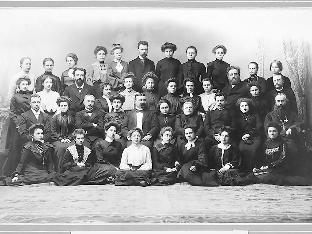 Выпускницы и преподаватели историко-филологического факультета Санкт-Петербургских Высших женских (Бестужевских) курсов. 1904 г. В верхнем ряду (справа от мужчины в центре) – Ольга Химона