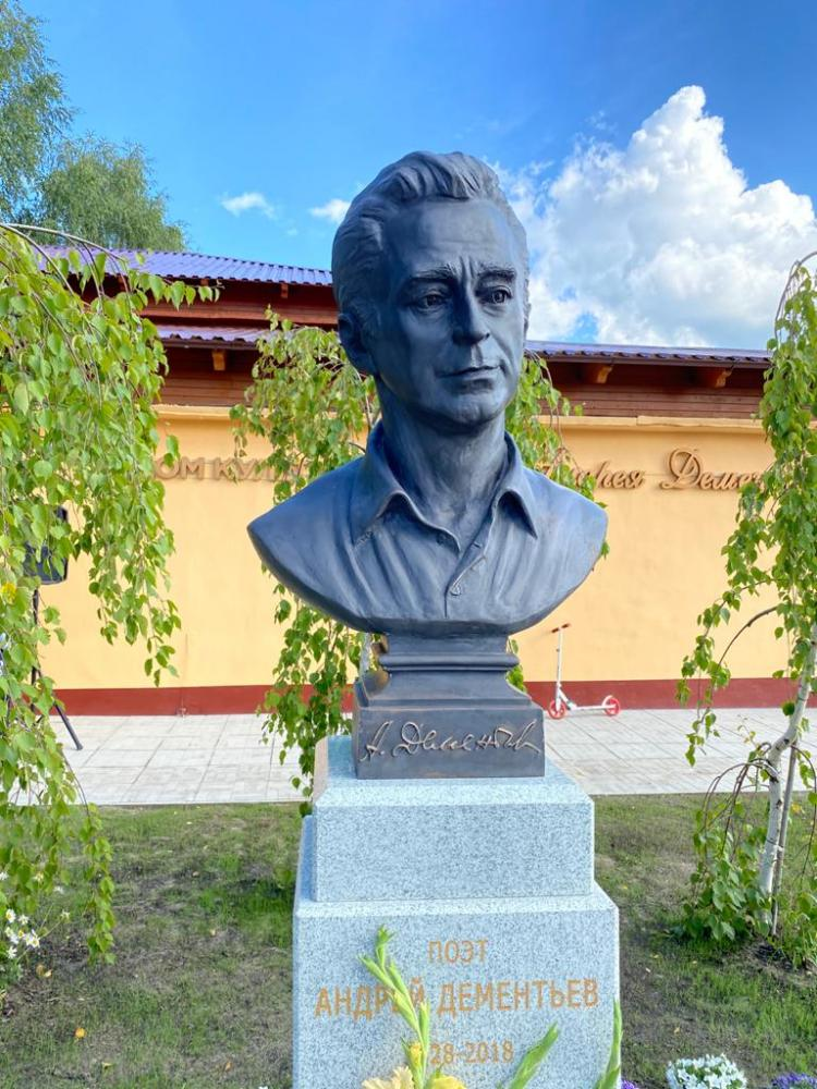 В деревне Старый Погост Калининского района Тверской области у памятника народному поэту России работы скульптора Владимира Иванова всегда цветы от благодарных земляков