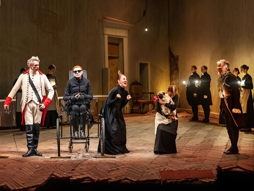 Сцена из спектакля «Холопы»