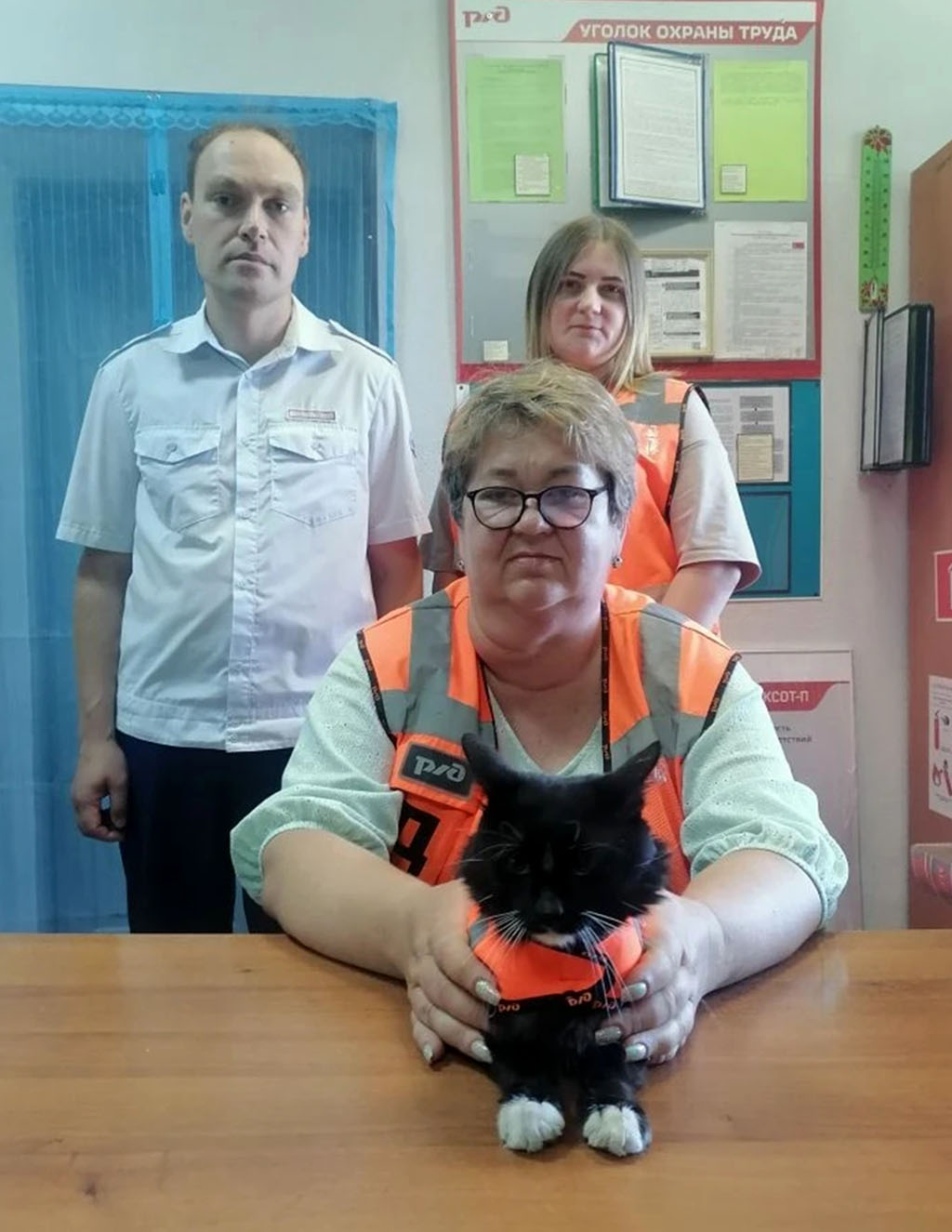 «У каждого из нас его мордочка в телефоне», – умиляется Елена Николаевна. На фото - с дежурными по станции Ольгой Мирошниченко и Иваном Чаплыгиным