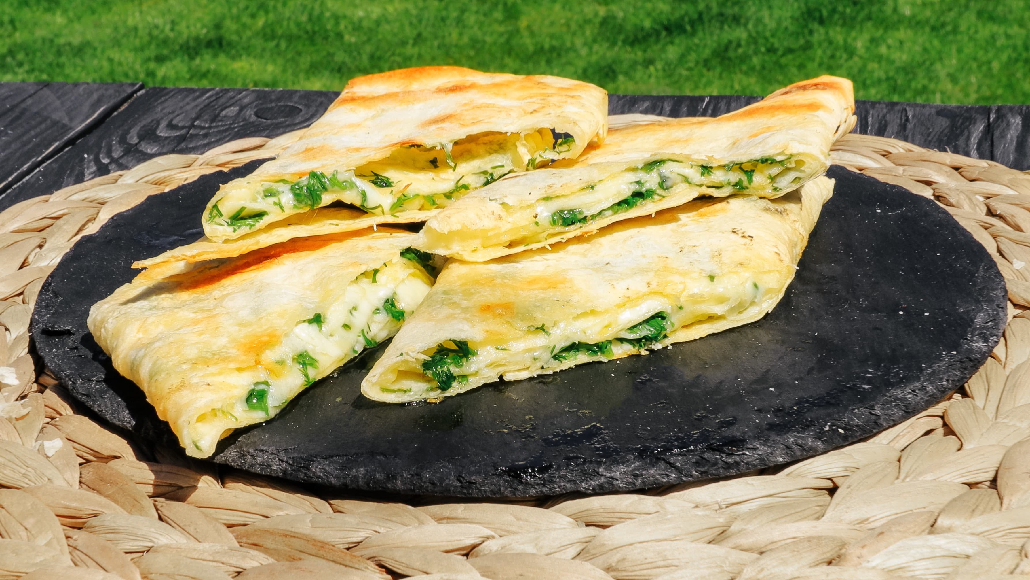 Жареный лаваш с сыром и зеленью