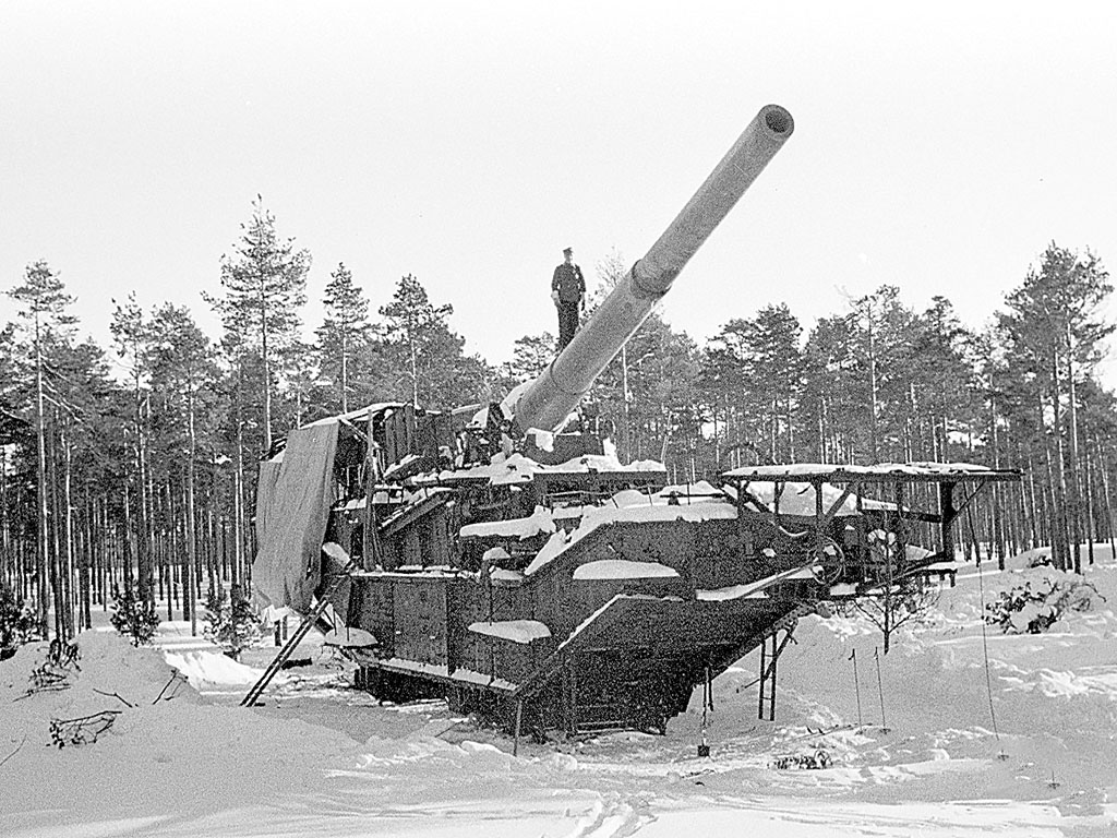 Зима 1941–1942 гг. Захваченный финнами транспортёр железнодорожной батареи, из которой можно было вести огонь