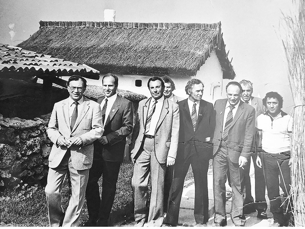 6 октября 1984 г. Лермонтовский праздник в Тамани. Писатели у Дома-музея М.Ю. Лермонтова. Слева направо: Станислав Куняев, Константин Скворцов, Виталий Бакалдин, Юрий Дудин, Виктор Лихоносов, Валентин Сорокин, Иван Варавва, Аршак Тер-Маркарьян