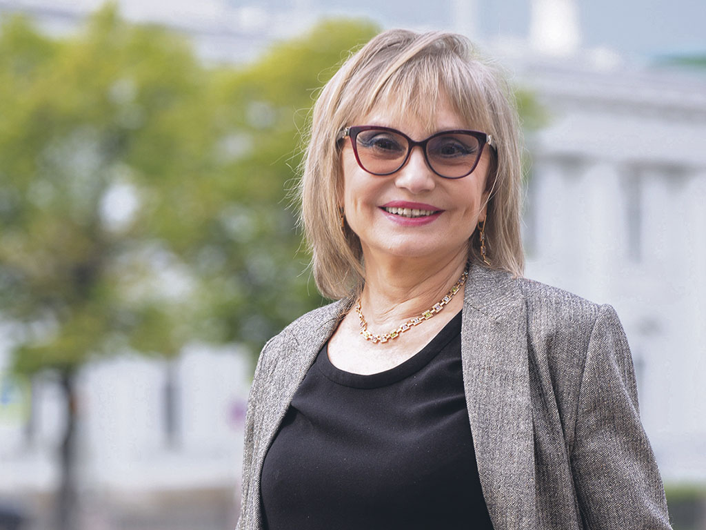 Народная артистка России Лариса Луппиан