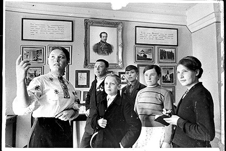 15-Экскурсию для школьников проводит А. Комарова. 1941 год.jpg
