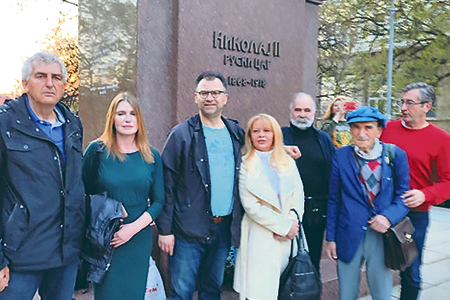 17-Сербские писатели у памятника Николую II в Белграде.jpg