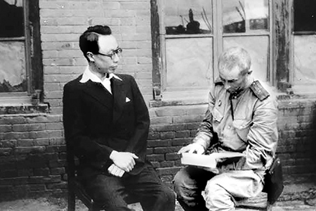 Пленный Пу И и переводчик Н.А. Кострюков. 20 августа 1945 г. г. Тунляо.jpg