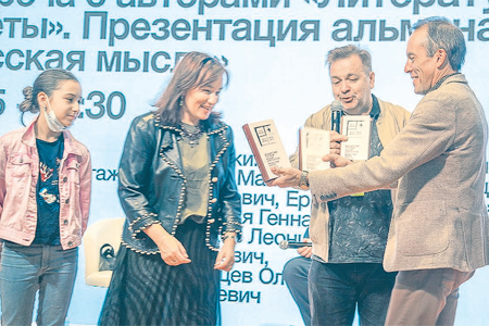Игорь Храмов (справа на фото) вручил внучке и правнучке Мусы Джалиля – Татьяне и Елизавете Малышевым – «Моабитские тетради» поэта, изданные на четырёх языках Игорь Храмов (справа на фото) вручил внучке и правнучке Мусы Джалиля – Татьяне и Елизавете Малышевым – «Моабитские тетради» поэта, изданные на четырёх языках