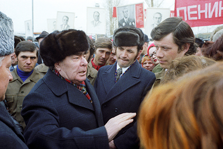Брежнев во время встречи со строителями БАМа на станции Сковородино, 1978 год 