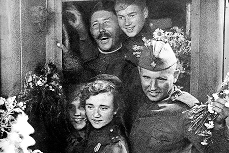 21 Возвращение советских солдат домой Георгий Петрусов.jpg