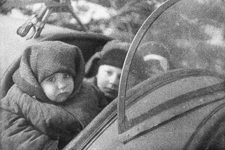 15-Дети в самолете Мамкина 1944 год ТАСС 17402935.jpg