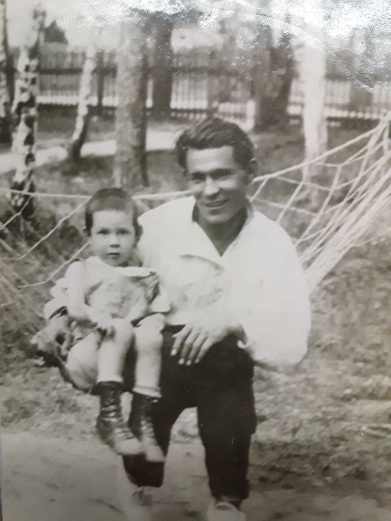 И. И. Макаров и его сын Январь на даче в Подмосковье( в Красково). 1930 год.jpg