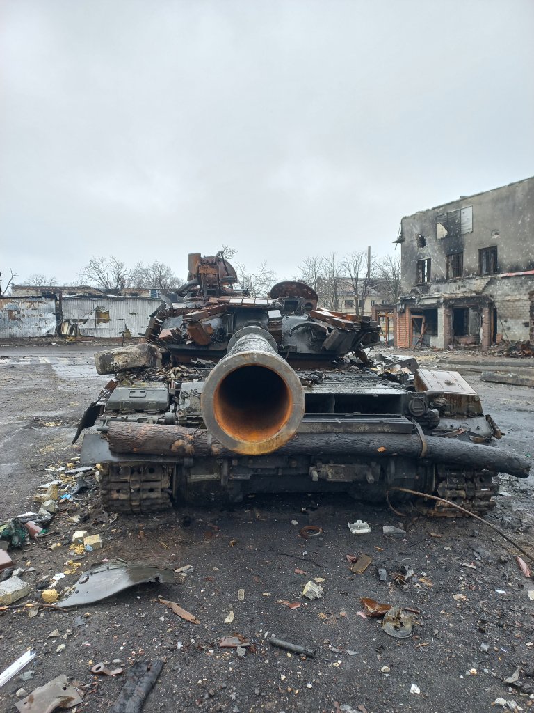 Подбитый украинский танк в центре Волновахи