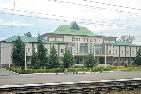 Железнодорожный вокзал на родине героя