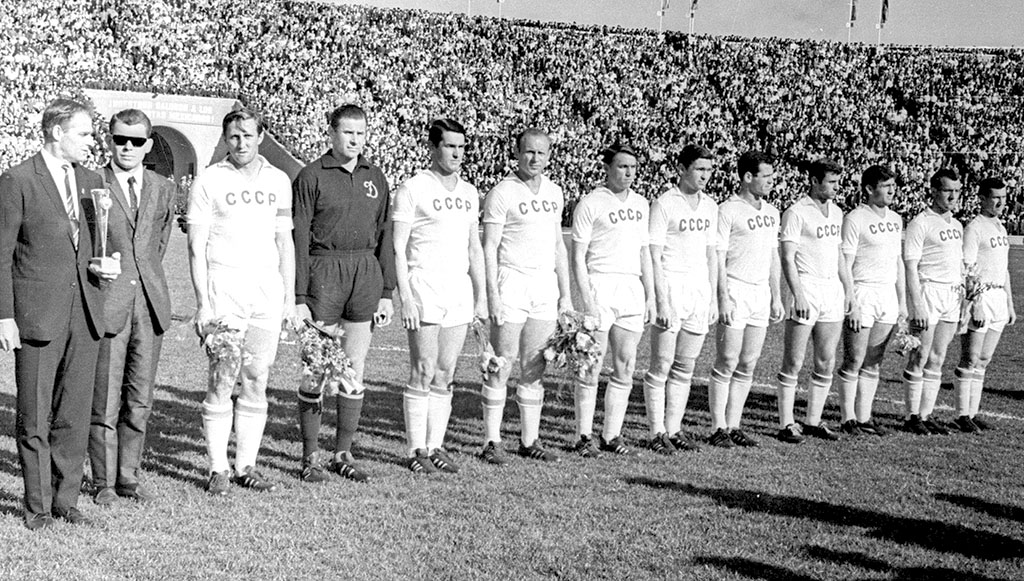 Игроки сборной СССР перед началом товарищеского матча со сборной Мексики (2:0) на ленинградском стадионе им. Кирова, 1967 год. Четвёртый справа – Анатолий Бышовец