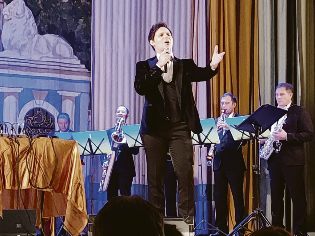 Поёт Николай Рябуха