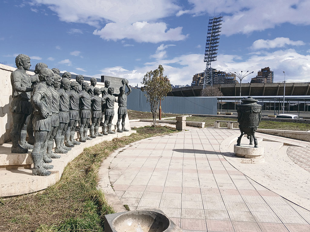 Скульптурная группа «Арарат-73». Осиротевший Кубок СССР – без фигурки футболиста