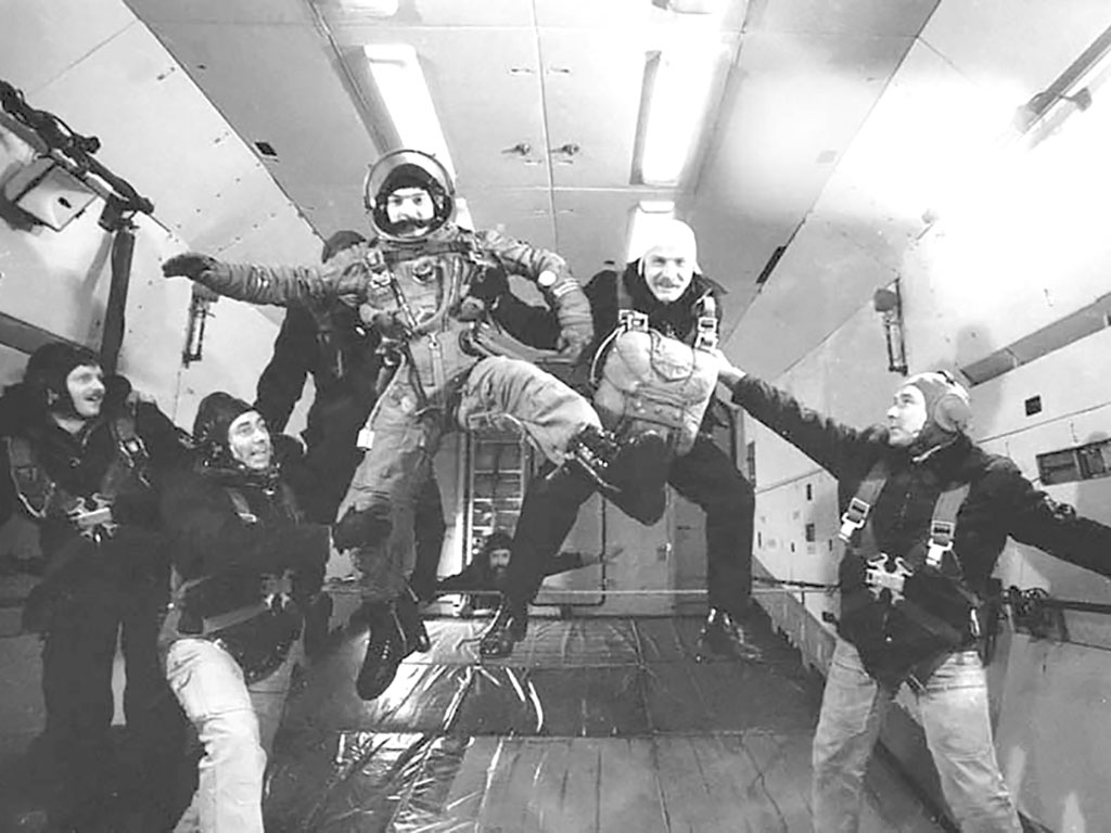 Испытания установки маневрирования. И. Бибиков (в скафандре), Б. Архипенко (рядом)