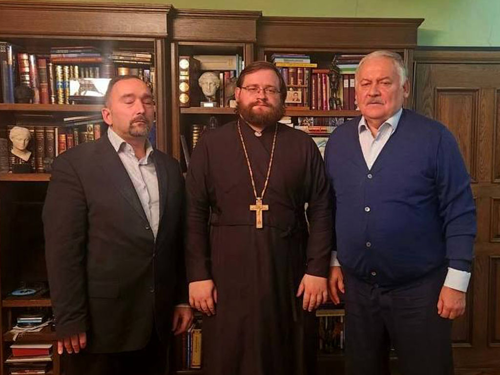 Кирилл Фролов, глава отдела по связям с РПЦ и православным сообществомза рубежом Института стран СНГ; отец Дионисий, настоятель храма в Отрадном в Москве; Константин Затулин, депутат Государственной думы РФ, директор Института стран СНГ (слева направо)
