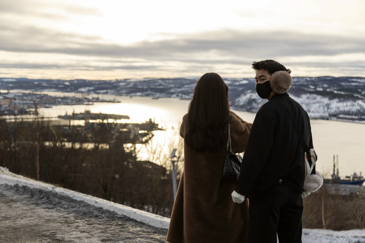 Молодые люди на фоне панорамы Мурманска: иллюстрация к гороскопу на понедельник 27 апреля.