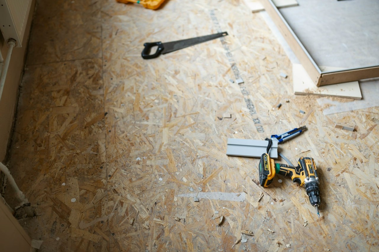 Подготовительный этап монтажа немецких панелей для санузла вместо традиционных коробов из гипсокартона.