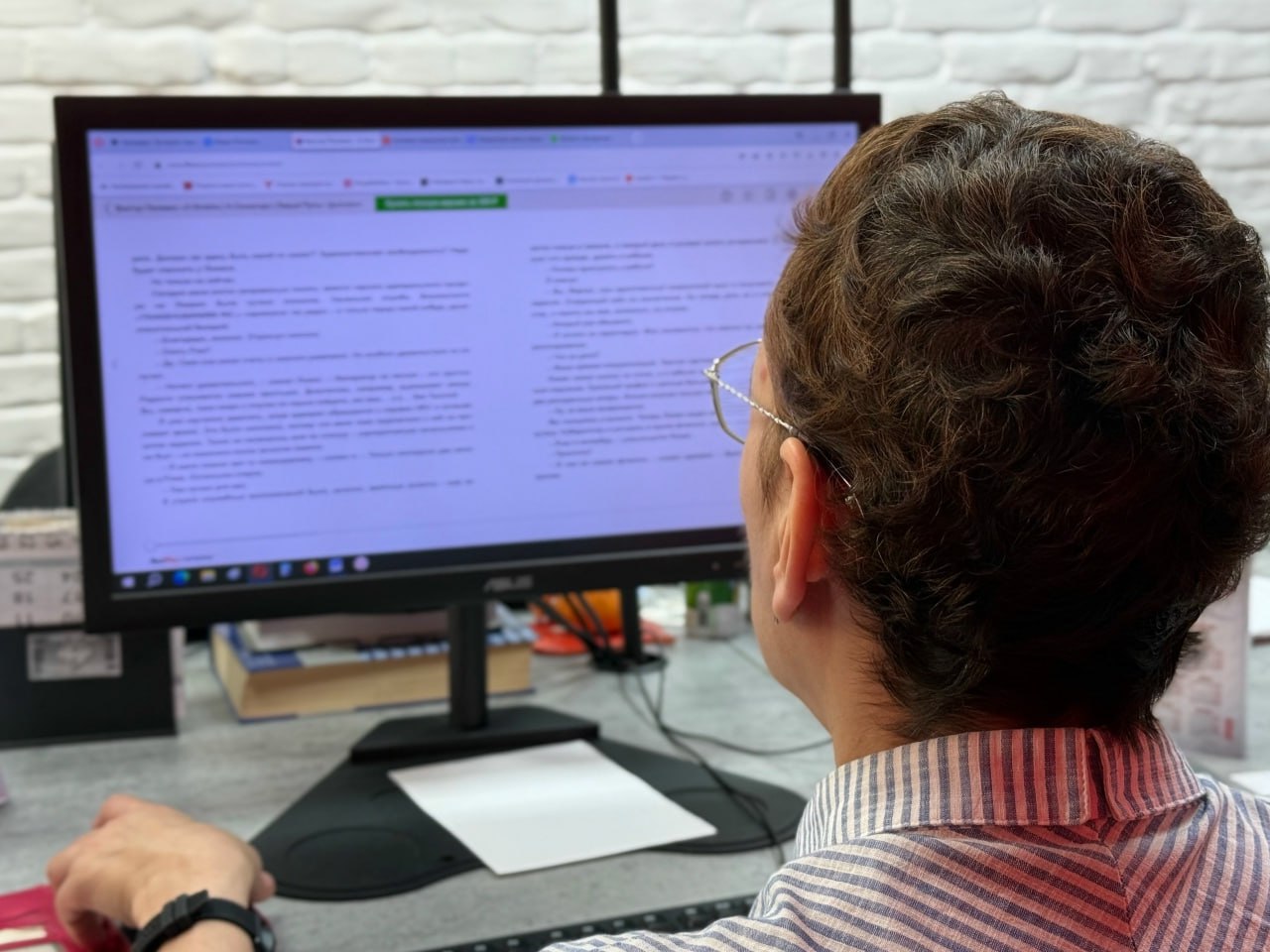 Загруженный работой сотрудник в ожидании длинных майских выходных.