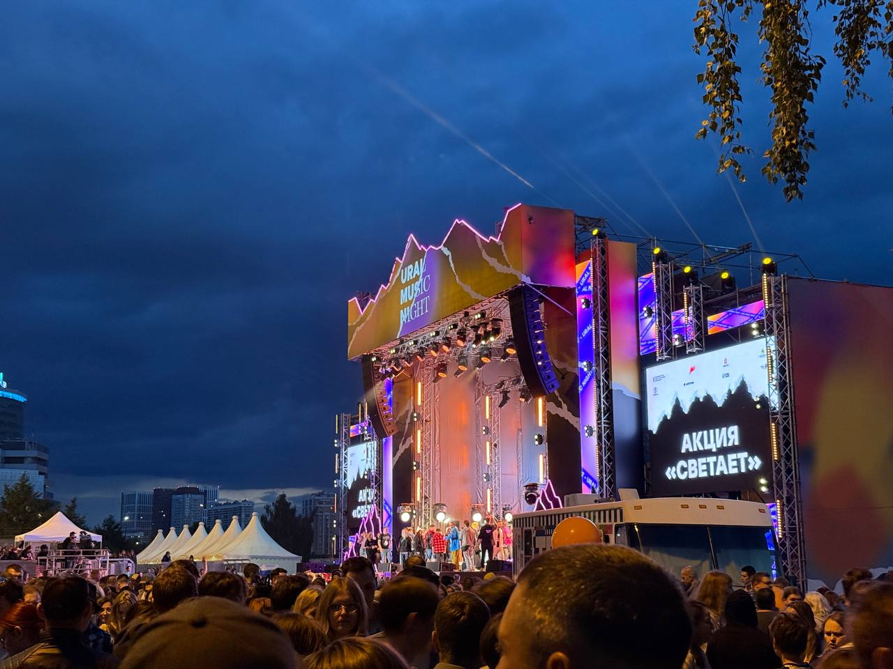Светает Октябрьская площадь Ural Music Night