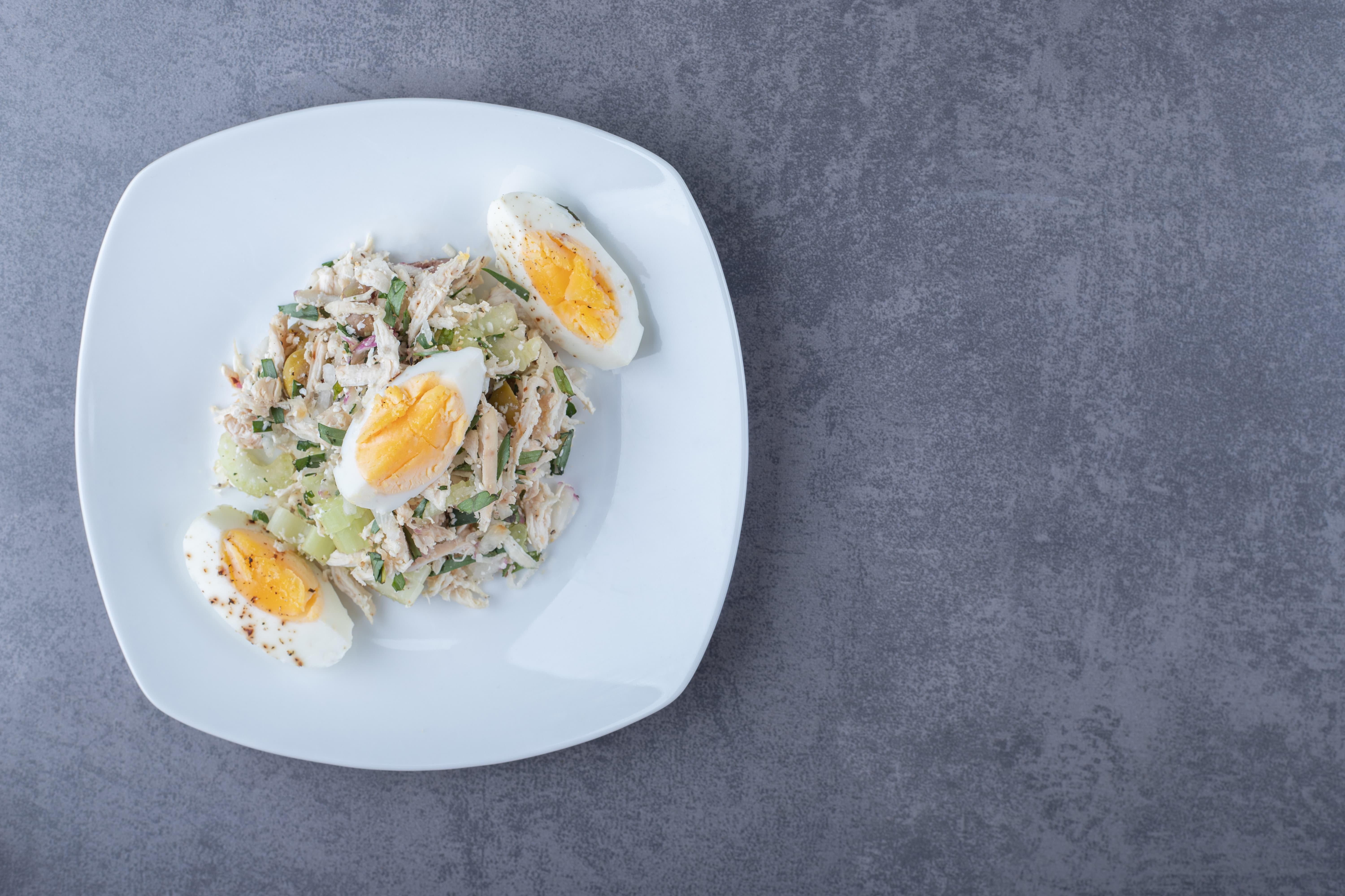 Рыба с луком и яйцом под майонезом