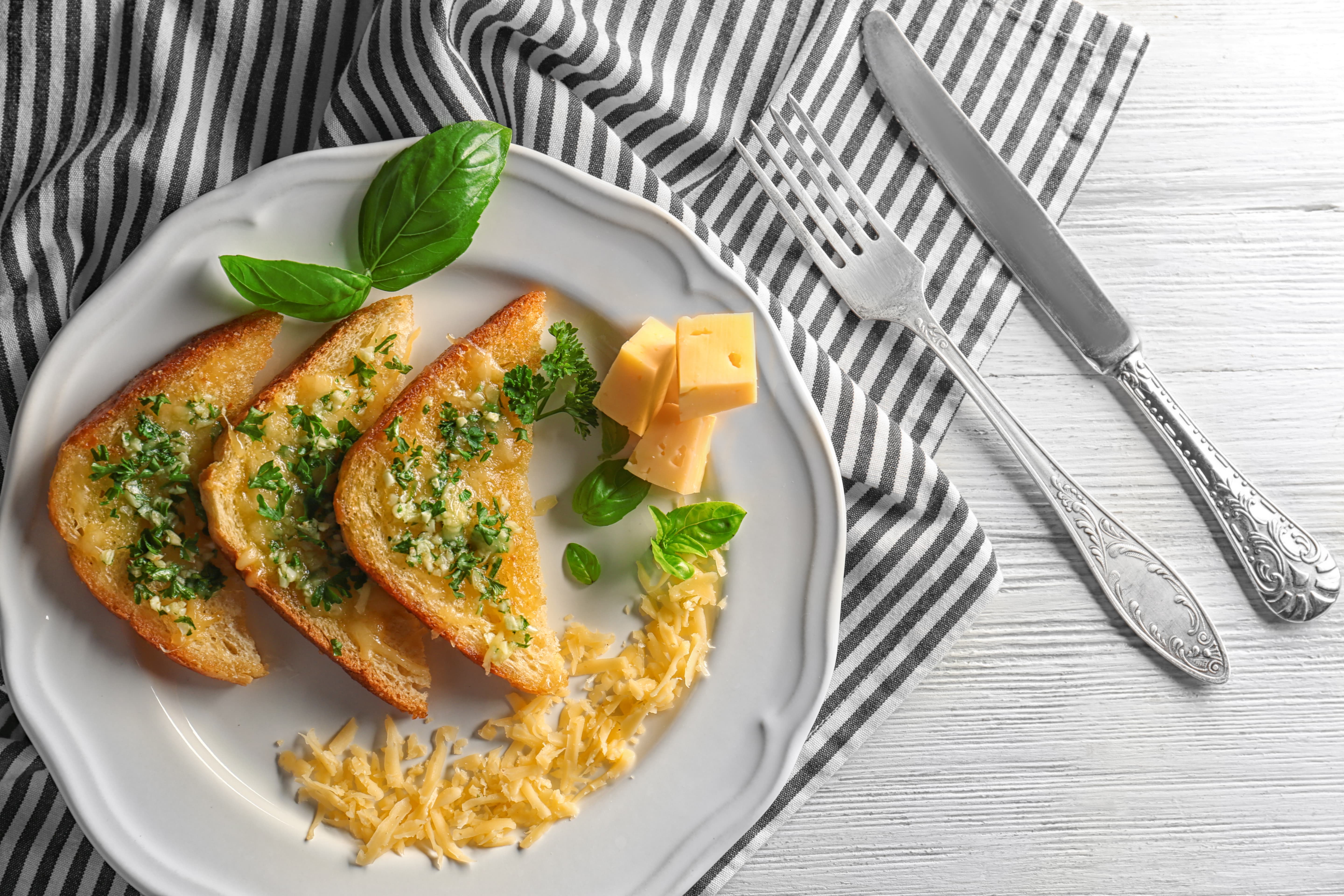 Гренки с сыром и зеленым луком