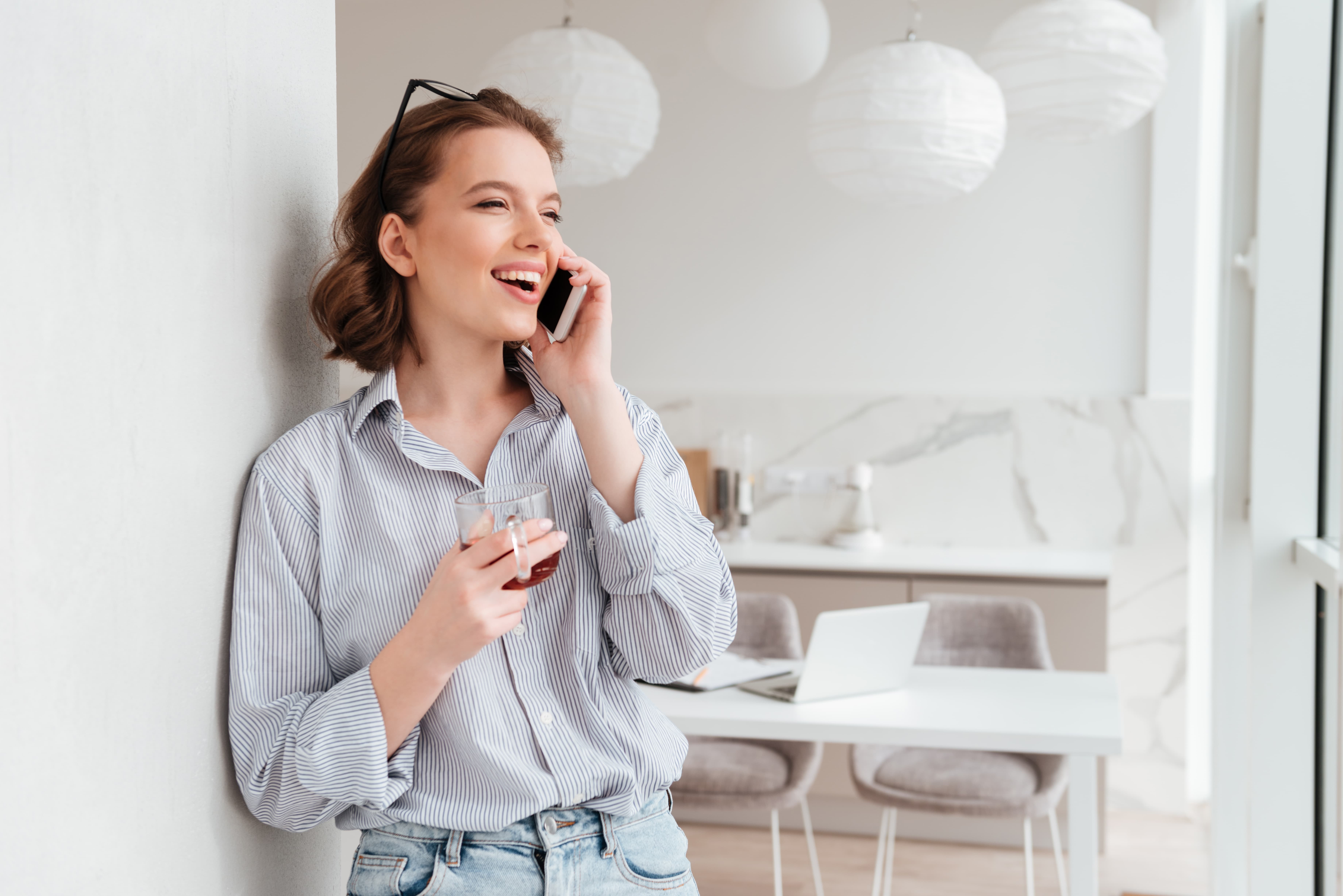 девушка разговаривает по телефону