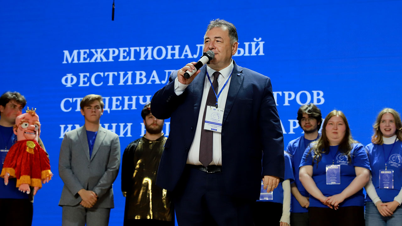 Ректор университета Дауд Казбекович Мамий открывает фестиваль