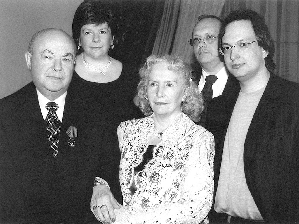 В.И. Ресин со своей семьёй