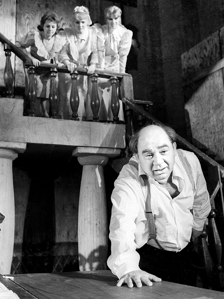 Евгений Леонов в спектакле Театра им. Маяковского «Дети Ванюшина». Премьера – 10 июня 1969 года