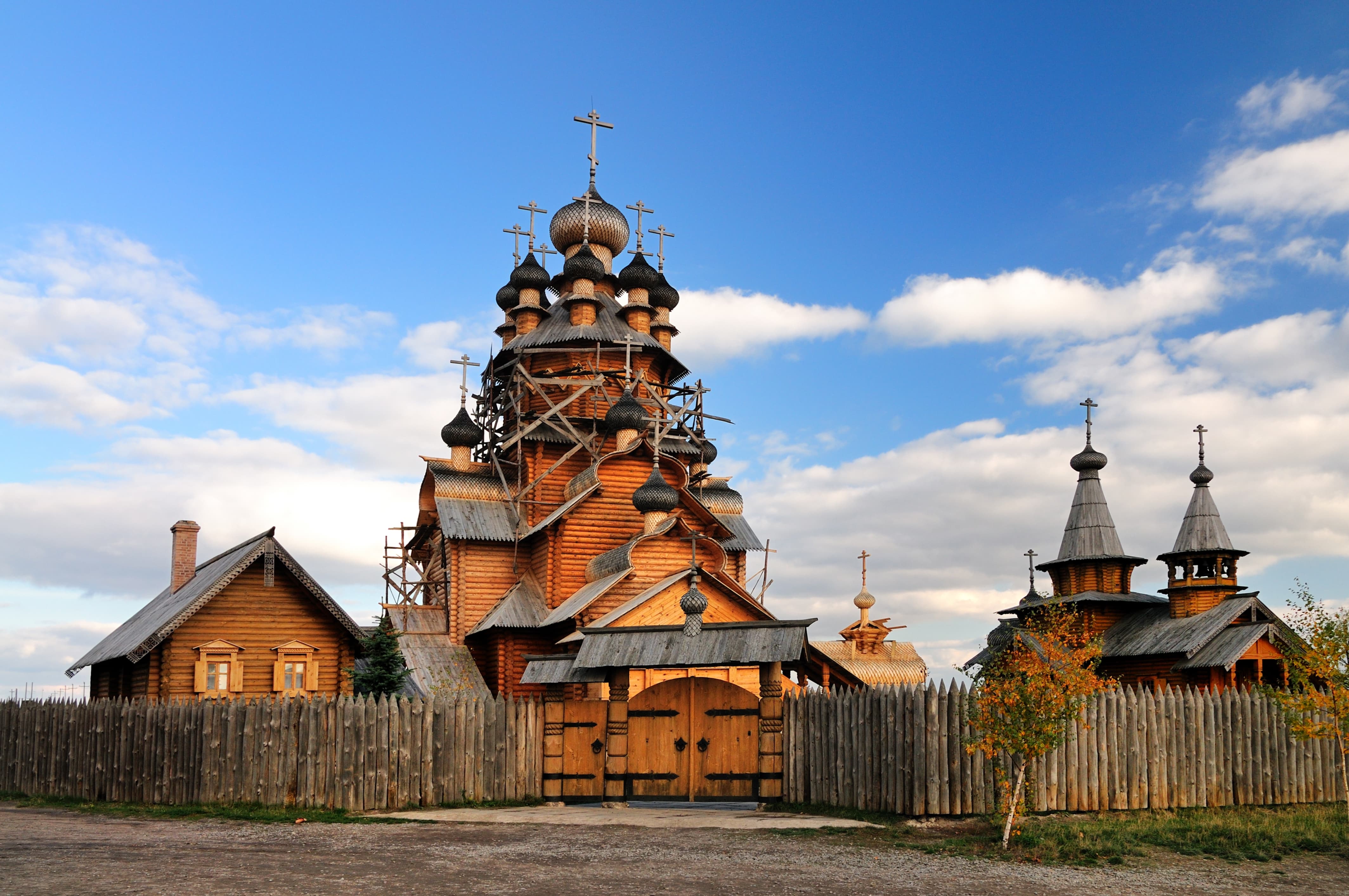 русский старинный деревянный монастырь и дом