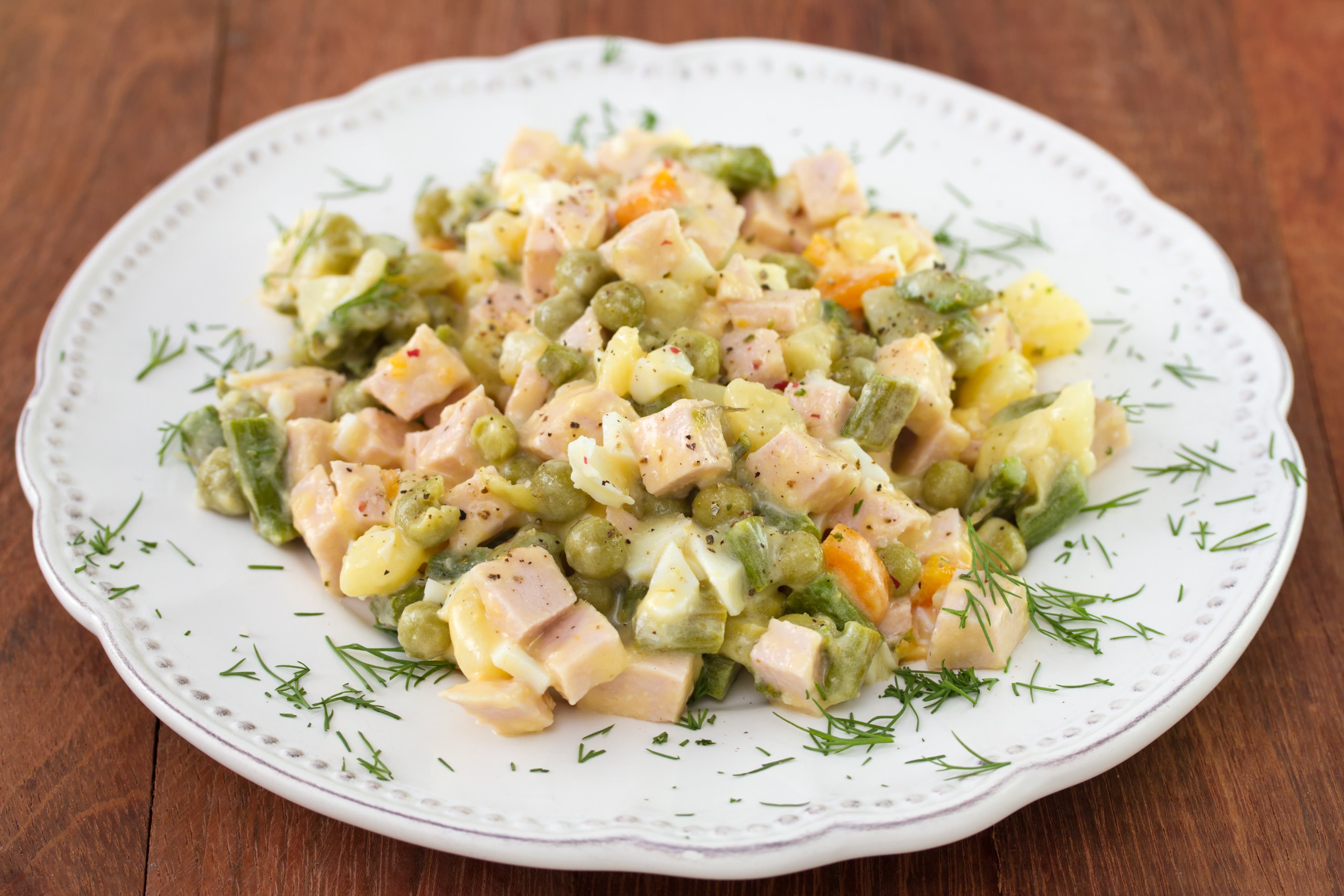 Салат с курицей, помидорами и сыром