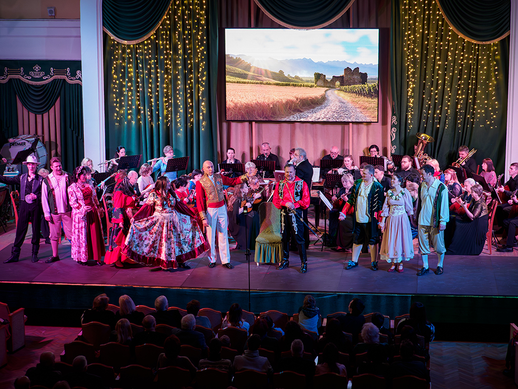 Сцена из спектакля Тайна цыганского медальона