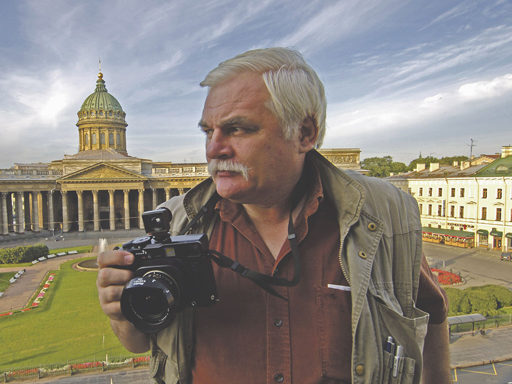 Мастер фотокамеры на фоне Казанского собора